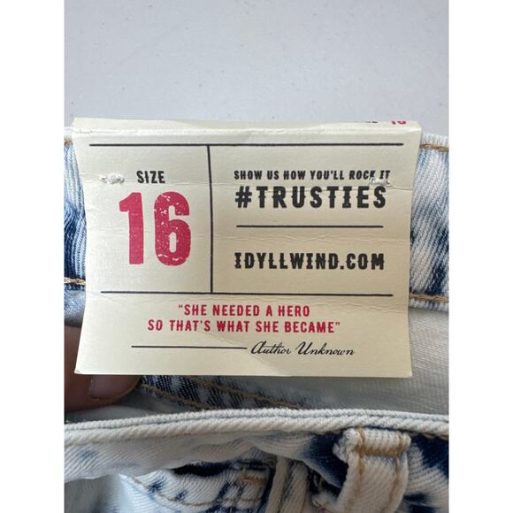 NWT Idyllwind High Rise Light Wash Raw Edge 90s Galveston Denim Shorts SZ: 16 - Picture 7 of 10